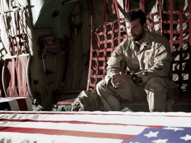 Bradley Cooper es el 'diablo de Ramadi' en el primer tráiler de 'American Sniper'