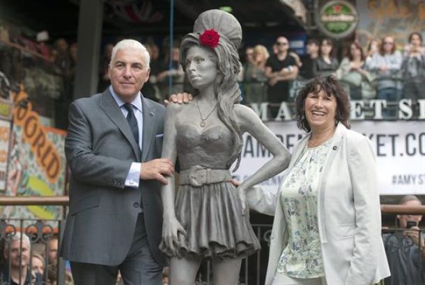 La estatua de Amy Winehouse ha sido presentada