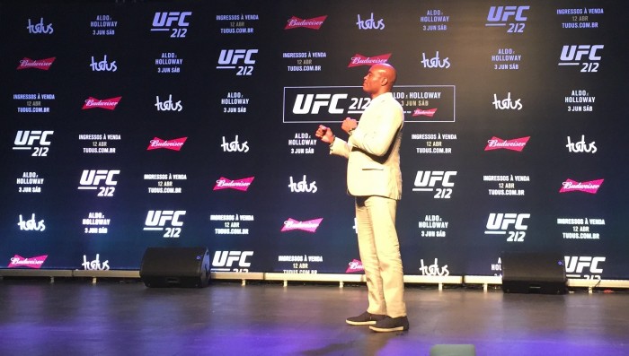 Anderson Silva não vê Vitor Belfort como seu oponente no UFC 212: "Vem de derrota"