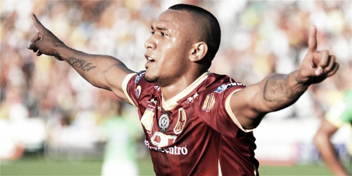 El capitán movió el timón para que el barco Vinotinto y Oro se siga acercando hacia el puerto de los ocho El capitán movió el timón para que el barco Vinotinto y Oro se siga acercando hacia el puerto de los ocho