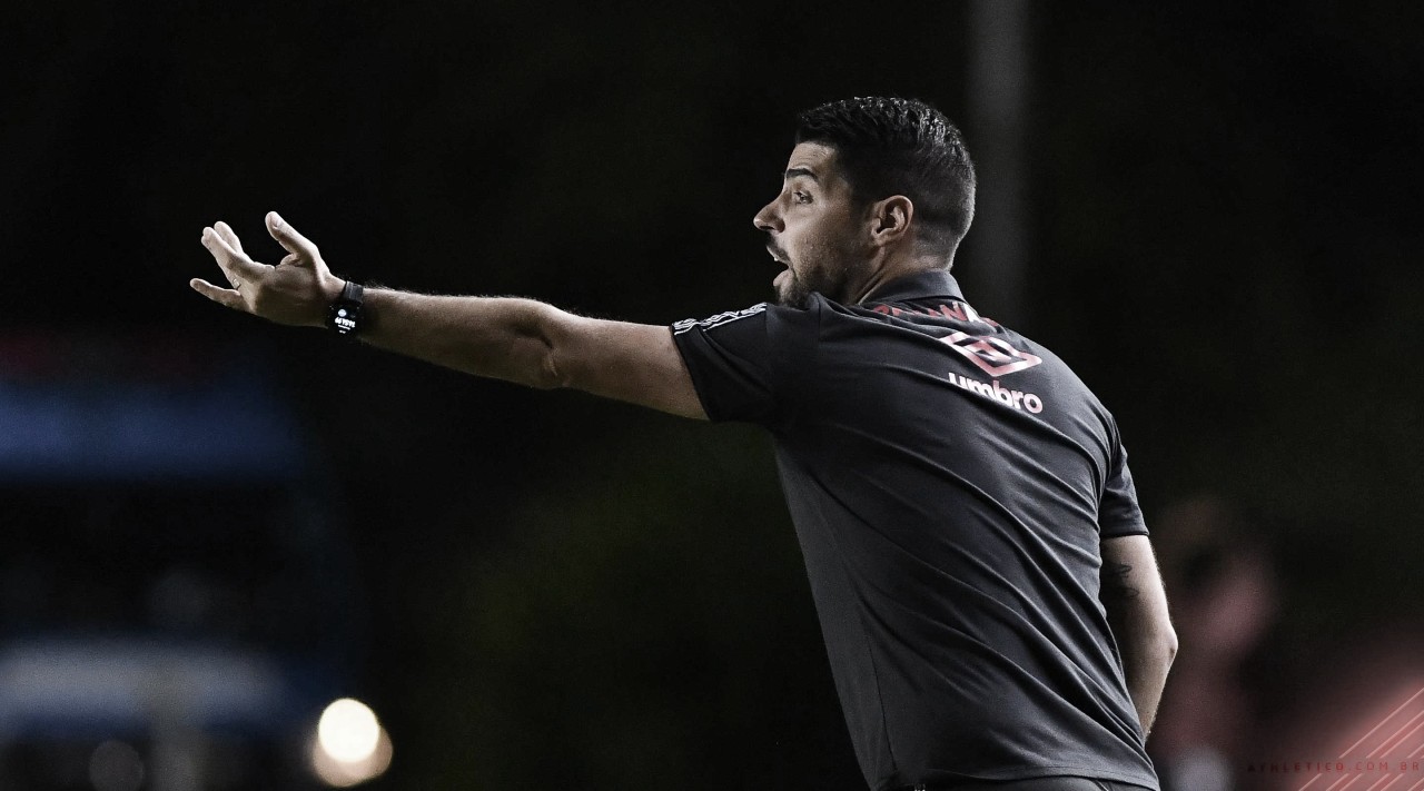 António Oliveira dispara contra arbitragem após derrota do Athletico em jogo polêmico