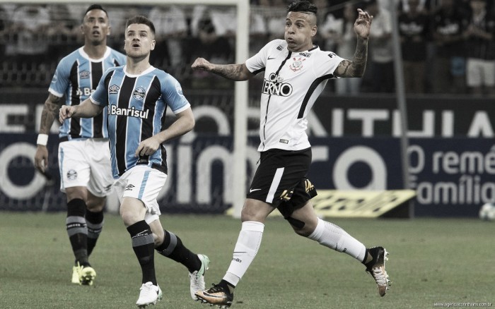 Corinthians e Grêmio empatam sem gols em jogo morno