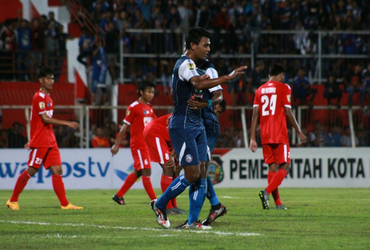 Dua Gol Dedik Bawa Arema FC Bungkam PSBK