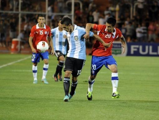 Chile venció a Argentina en su debut