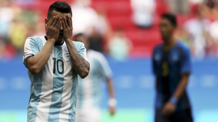 Correa vuelve antes de tiempo tras el batacazo de Argentina