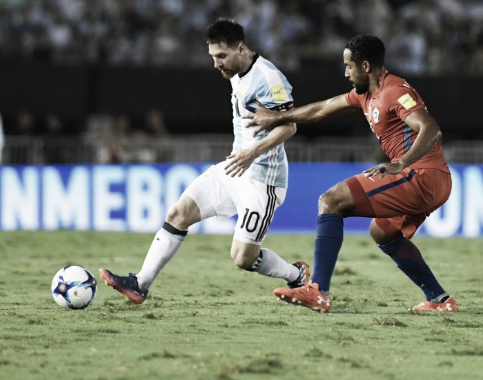 Argentina sofre pressão, mas vence Chile com gol de Messi
