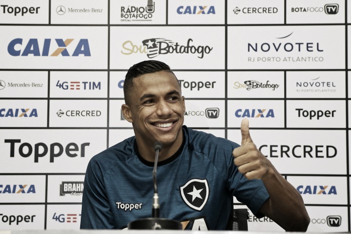 Lateral do Botafogo, Arnaldo vive expectativa por renovação contratual: "Falta assinar"