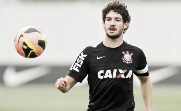 Corinthians pressiona Pato em busca de uma reação