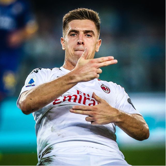 Milan bate Verona em jogo com uma expulsão para cada lado Milan bate Verona em jogo com uma expulsão para cada lado
