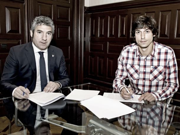 Athletic Bilbao's Ander Iturraspe signs contract extension at the San Mames