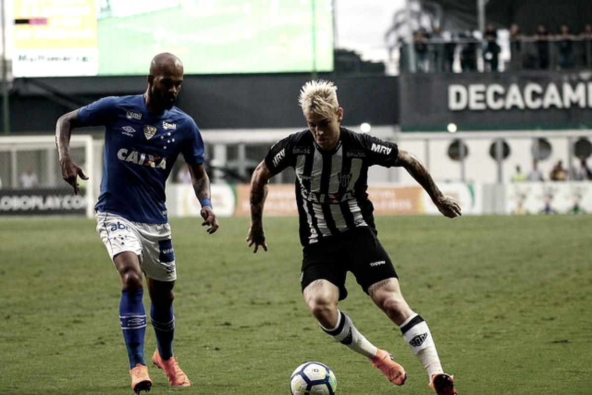 Róger Guedes marca gol sem querer, Atlético-MG vence Cruzeiro e ameniza crise Róger Guedes marca gol sem querer, Atlético-MG vence Cruzeiro e ameniza crise
