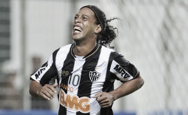 Ronaldinho Gaúcho assina contrato com o Galo