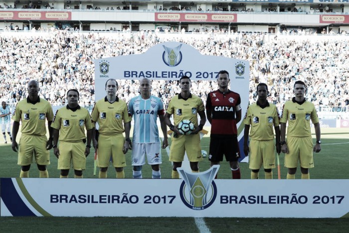 "Nada de anormal", relata árbitro Paulo Vollkopf após polêmica no jogo entre Avaí e Flamengo