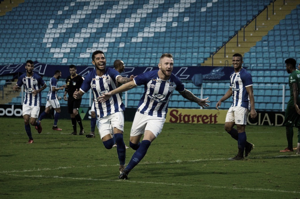 De tirar o fôlego: Avaí marca no último minuto, bate Guarani e segue na briga pelo acesso De tirar o fôlego: Avaí marca no último minuto, bate Guarani e segue na briga pelo acesso