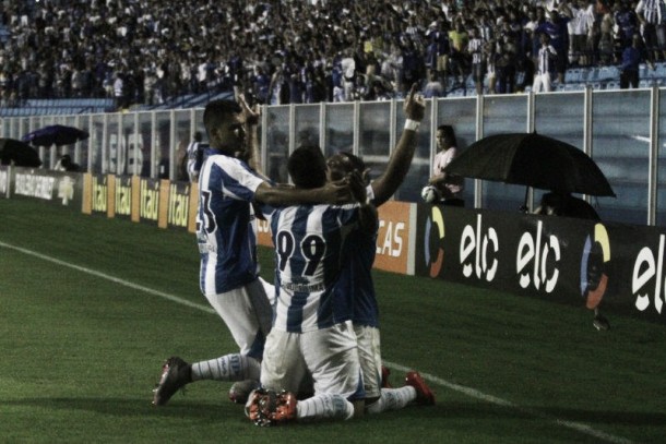 Avaí marca no fim, vence clássico contra Joinville e respira na Série A Avaí marca no fim, vence clássico contra Joinville e respira na Série A