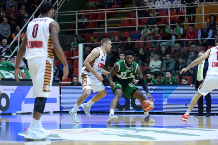 FIBA Champions League - La Reyer ruggisce e rimonta Avellino nell'andata (53-49)