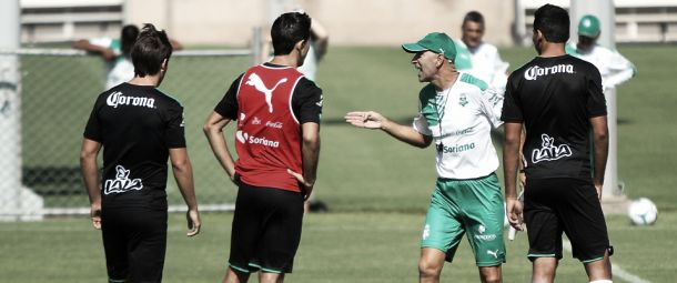 Busca Pako Ayesterán definir un estilo de juego con Santos