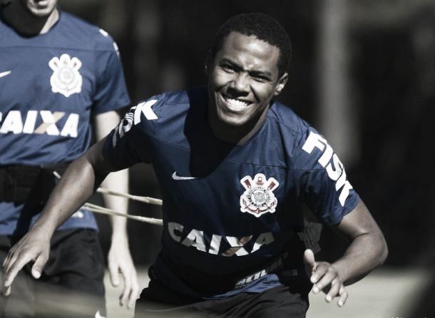 Elias mostra respeito ao Palmeiras e garante: "É o rival eterno do Corinthians"