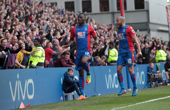 Benteke celebra el gol junto a Townsend | Foto: Crystal Palace