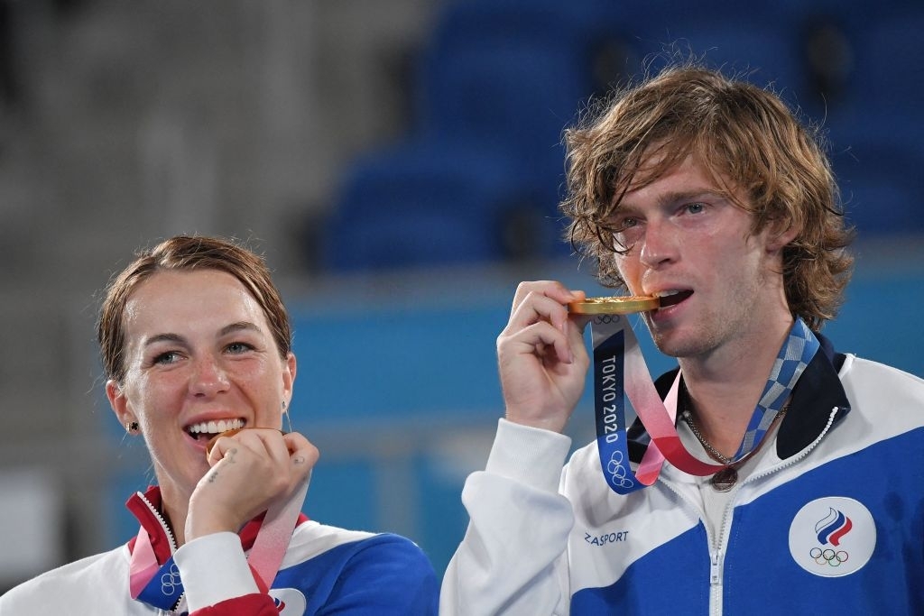 Tokyo 2020 Olympic mixed doubles champions Anastasia Pavlyuchenkova and Andrey Rublev. Photo: Clive Brunskill