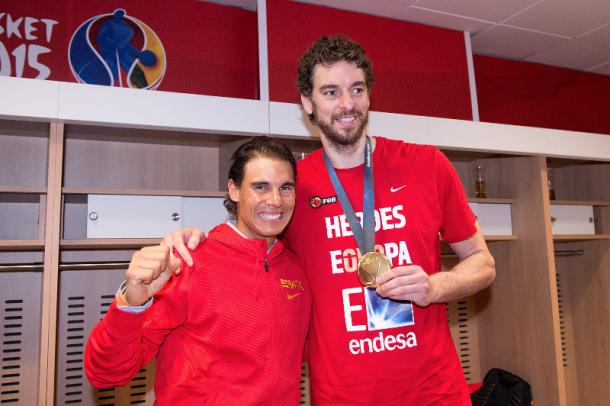 Rafa Nadal supporting Pau Gasol after Spain won EuroBasket 2015. (Photo: Fiba/Sonia Canada)