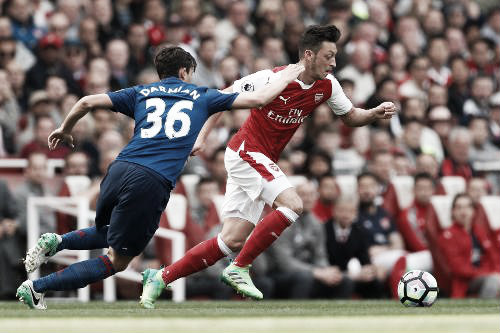 Matteo Darmian se pasó el encuentro persiguiendo y secando a un Mesut Özil que no pasa por su mejor momento | Foto: Premier League