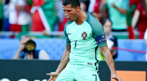Cristiano Ronaldo comemora seu gol contra Hungria (Foto: AFP)