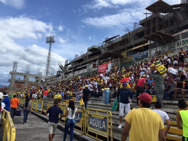 Los hinchas en estos momentos esperando a que salgan los dos equipos