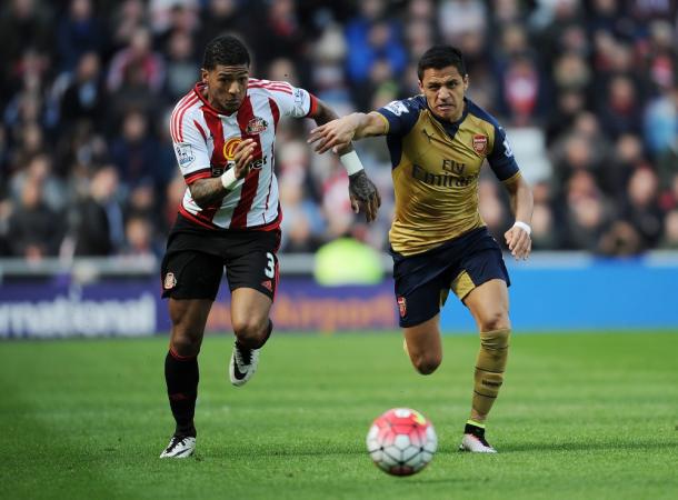 Van Aanholt y Alexis pugnan por un balón en el último partido entre Sunderland y Arsenal | Fotografía: Arsenal