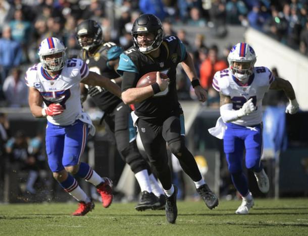 QB Blake Bortles (5) uses his legs to help the Jags beat the Bills to move on (AP Photo/Stephen B. Morton)