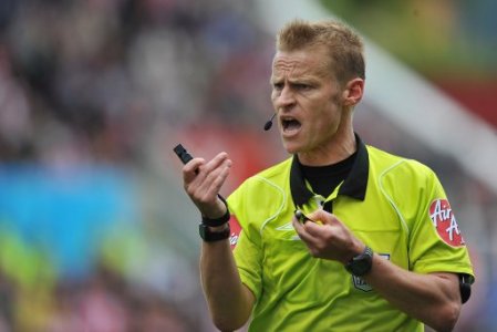 Árbitro del partido, Mike Jones. Foto: Wigan Athletic