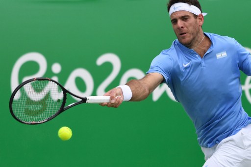 Juan Martin Del Potro plays a forehand to Taro Daniel during their third round singles match at the Olympics/Photo: Luis Acosta/AFP