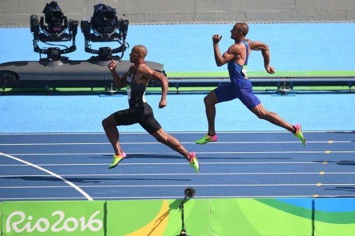 Canada's Damian Warner (I.) wins the 100 meter heat from the United States' Ashton Eaton (r.) in the decathlon/Photo: Johannes Eisele/AFP