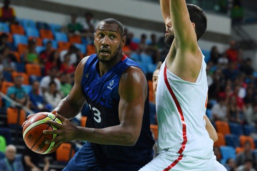Boris Diaw of France (l.) tries to drive past Felipe Reyes of Spain (r.) in the Spaniards' 25 point win in the Olympic quarterfinals/Photo: Anrej Isakovic/AFP