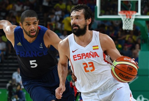 Sergio Llull of Spain (r.) drives by Nicolas Batum of France (l.) during the Olympic quarterfinals in Rio/Photo: Andrej Isakovic/ AFP