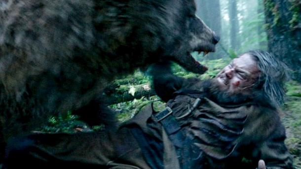 Leonardo DiCaprio en una de las mejores escenas de la película, la lucha de Glass con el oso (Foto: infobae)