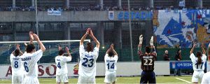 Los jugadores del Real Oviedo saludan a su afición | Foto: El Comercio