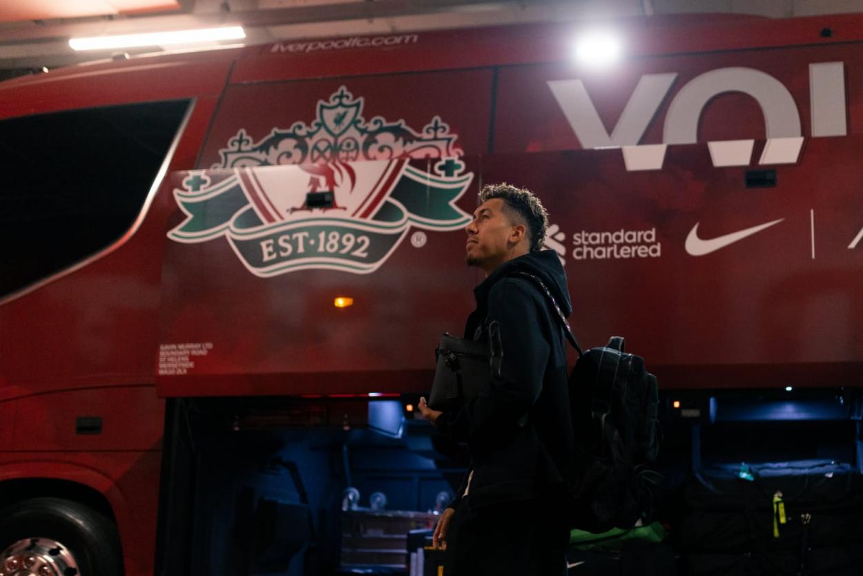 Firmino subiéndose por última vez al autobús del Liverpool/ Fuente: @LFC