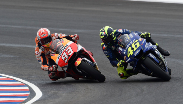 Márquez intentando adelantar a Rossi en el GP Argentina / Foto: LAT Images - Gold&Goose