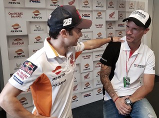 Pedrosa y Porto charlando sobre MotoGP. Foto: motogp.com