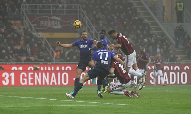 Bonaventura rematando de cabeza ante la Lazio / Foto: AC Milán