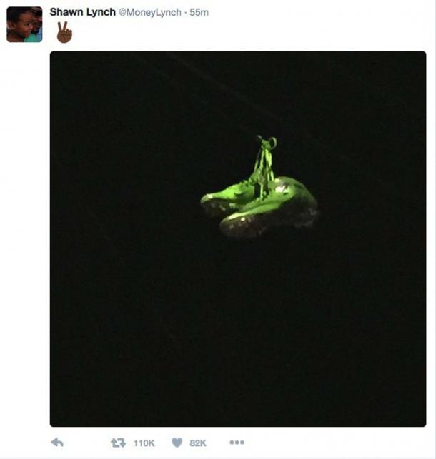 Lynch aveva annunciato il suo ritiro postando questa foto su Twitter, dove aveva davvero appeso le sue scarpe ad un traliccio. Fonte Immagine: Twitter.com