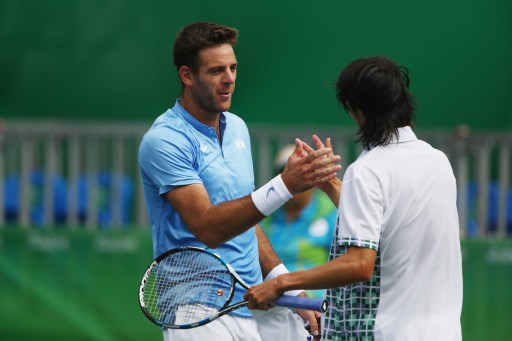Juan Martin Del Potro and Taro Daniel shake hands after the Argentine won their third round match at the Olympics/Photo: Clive Brunskill/Getty Images