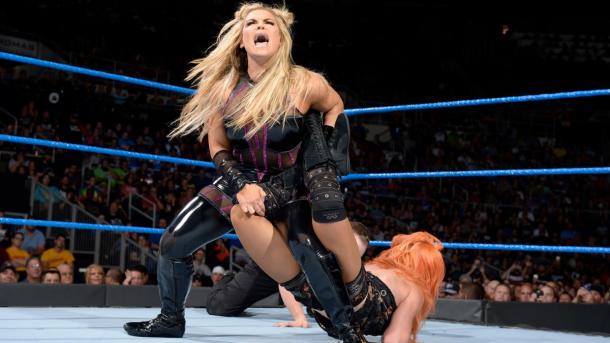 Natalya aplica su llave. Foto: WWE.com