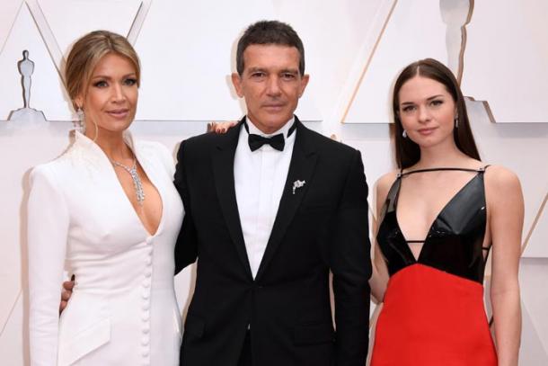 Antonio Banderas junto a s hija Stella y Nicole Kimpel/ Fuente: Gala de los Oscars