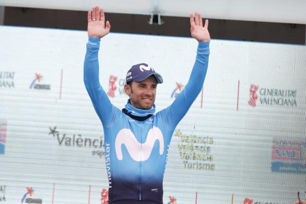 Alejandro Valverde sonríe a la hora de salir al podium mientras levanta los brazos | Foto: Photo Gómez Sport - Movistar Team