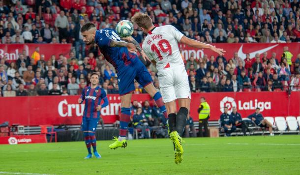 De Jong rematando de cabeza el gol | Foto: Sevilla FC