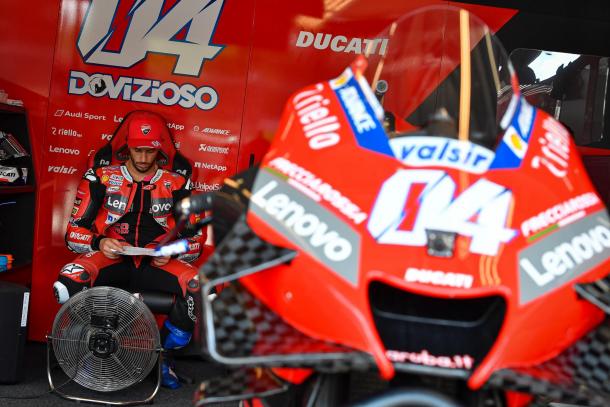 Dovizioso, en su box, durante el GP de la República Checa. Imagen: MotoGP