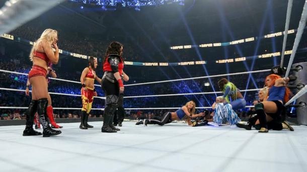 El equipo SmackDown es acechado por las luchadoras de RAW. | Foto: WWE