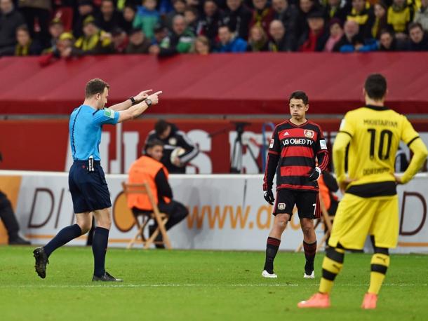 Felix Zwayer walked off the pitch after Schmidt refused to go to the stands. Image via Kicker.de
